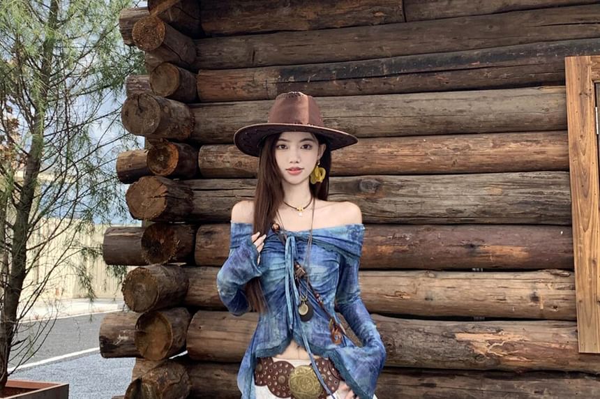 Long-Sleeve Crew Neck Print Crop Top / Mid Rise Plain Ruffle Midi A-Line Skirt / Belt / Set