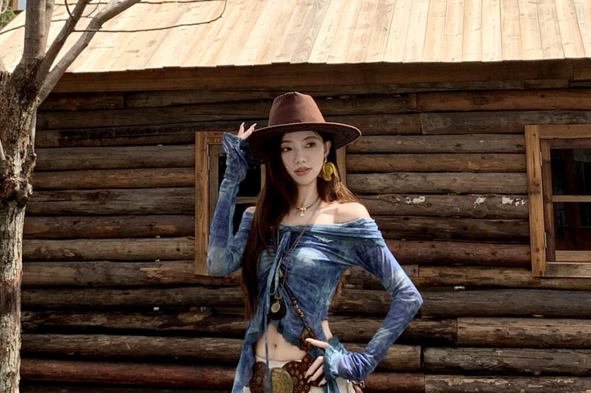 Long-Sleeve Crew Neck Print Crop Top / Mid Rise Plain Ruffle Midi A-Line Skirt / Belt / Set