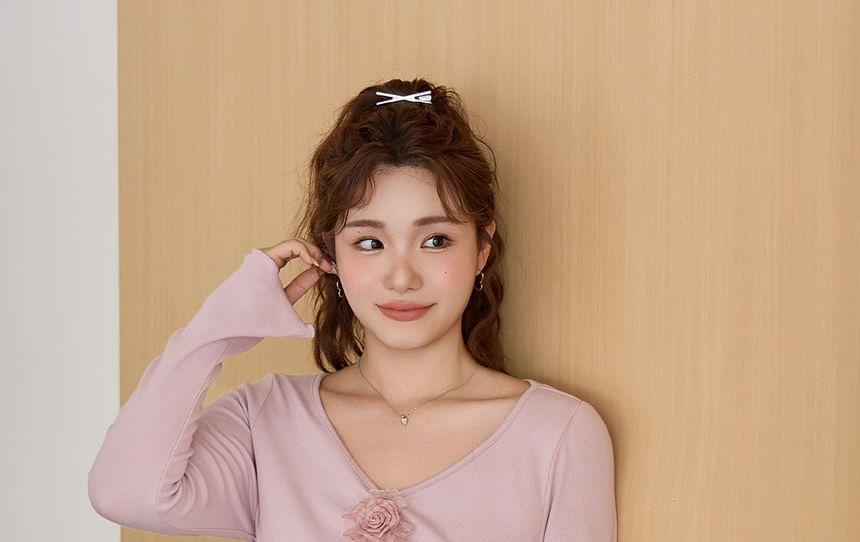 Long-Sleeve V-Neck Plain Flower Accent Lettuce Edge T-Shirt