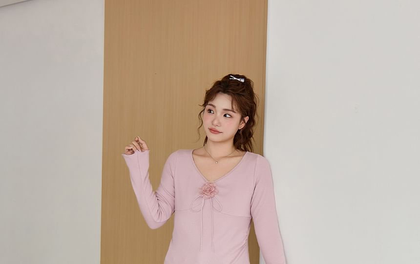 Long-Sleeve V-Neck Plain Flower Accent Lettuce Edge T-Shirt