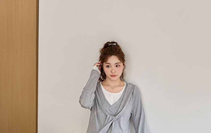 Mock Two-Piece Long-Sleeve Crew Neck Two Tone T-Shirt