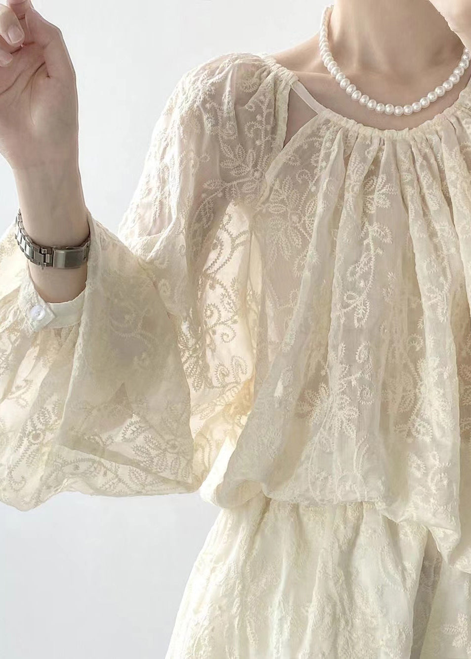 Ensemble deux pièces en soie et coton avec poches brodées beiges amples et manches pour bracelet KK095