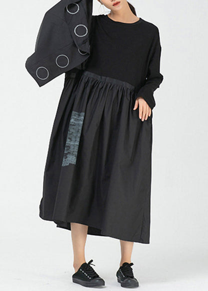 Lockeres schwarzes Baumwollkleid mit asymmetrischem Print und langen Ärmeln AA1010