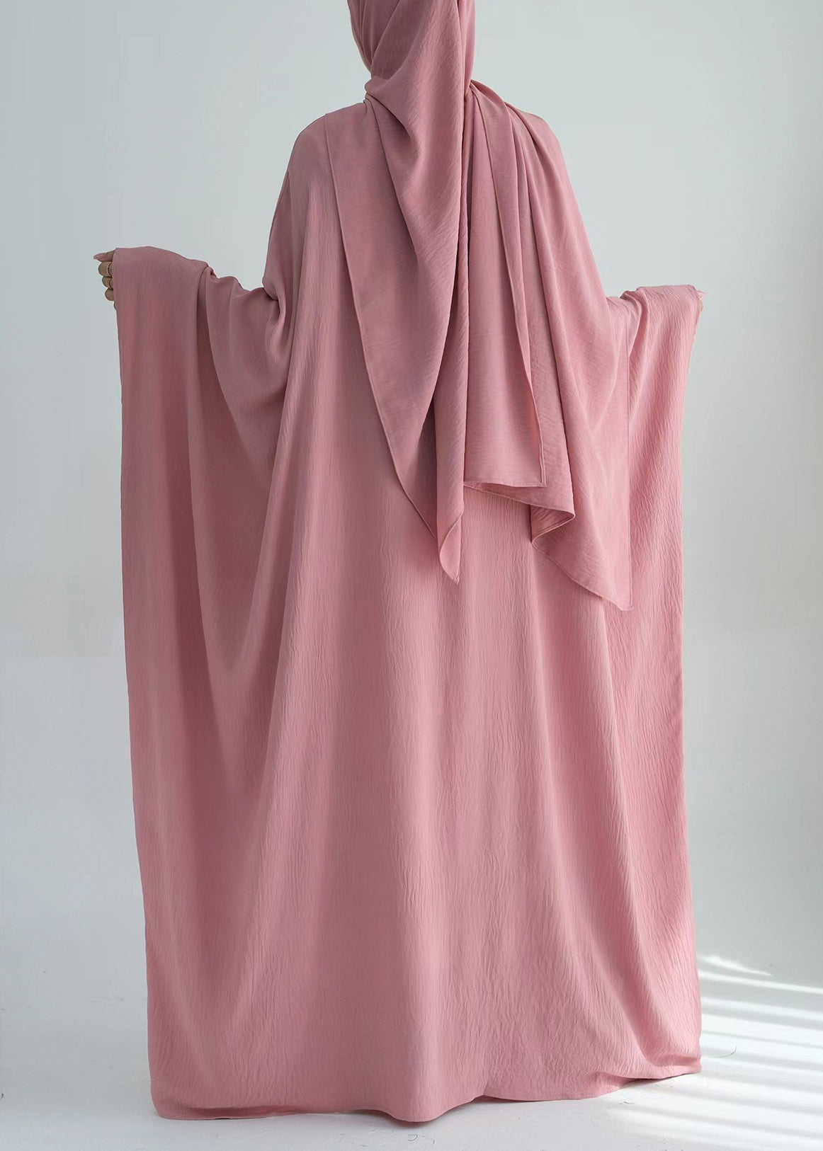 Lockeres, rosa Maxikleid mit Rundhalsausschnitt und Fledermausärmeln aus Eisseide AA1051