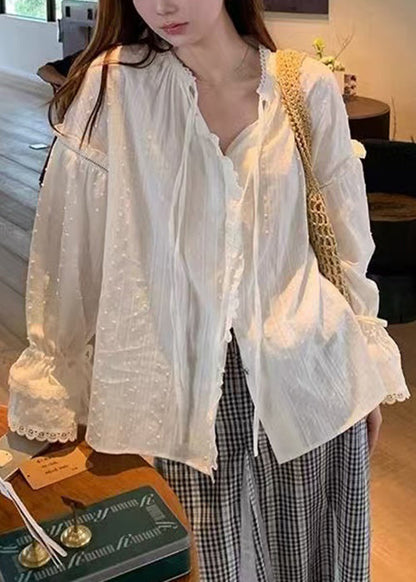 Weißes Spitzen-Baumwollhemd mit ausgestelltem Arm und Rüschen