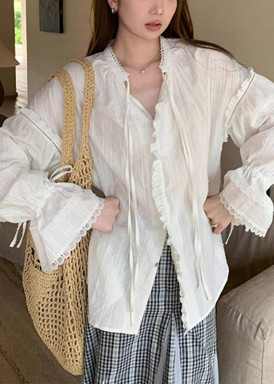 Weißes Spitzen-Baumwollhemd mit ausgestelltem Arm und Rüschen