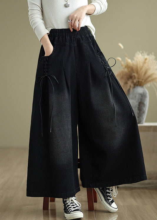 Pantalon noir à larges bretelles croisées en denim moderne pour l'été
