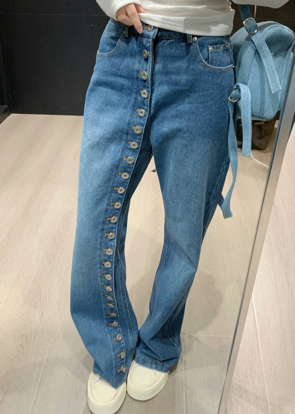 Pantalon bleu asymétrique taille droite en denim, bouton moderne haut
