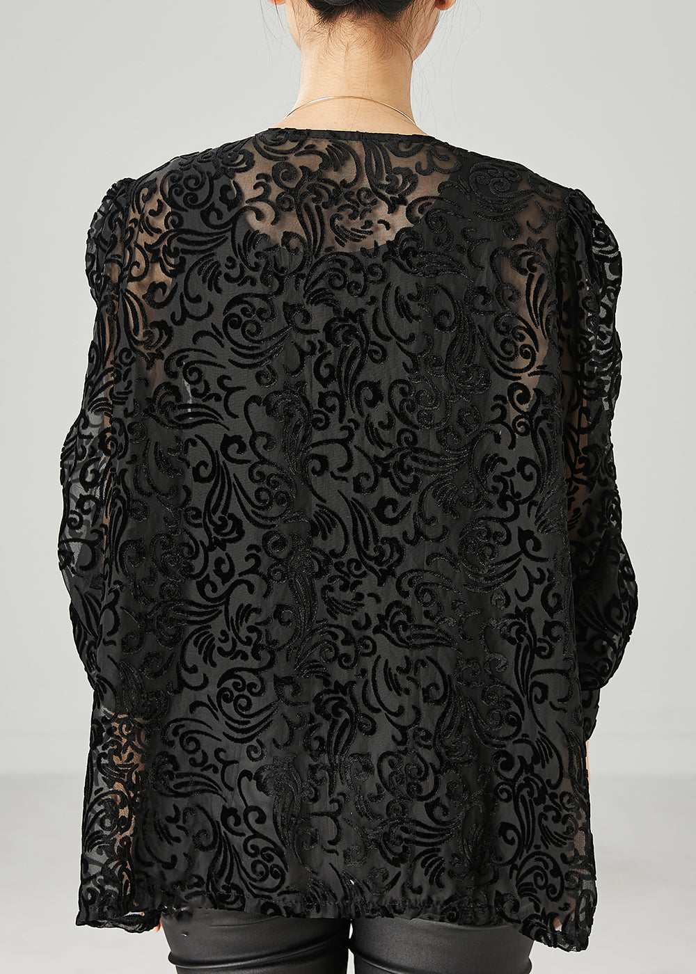 Natürliches schwarzes besticktes Jacquard-Tüllhemd, Frühlings-Tops YU1049