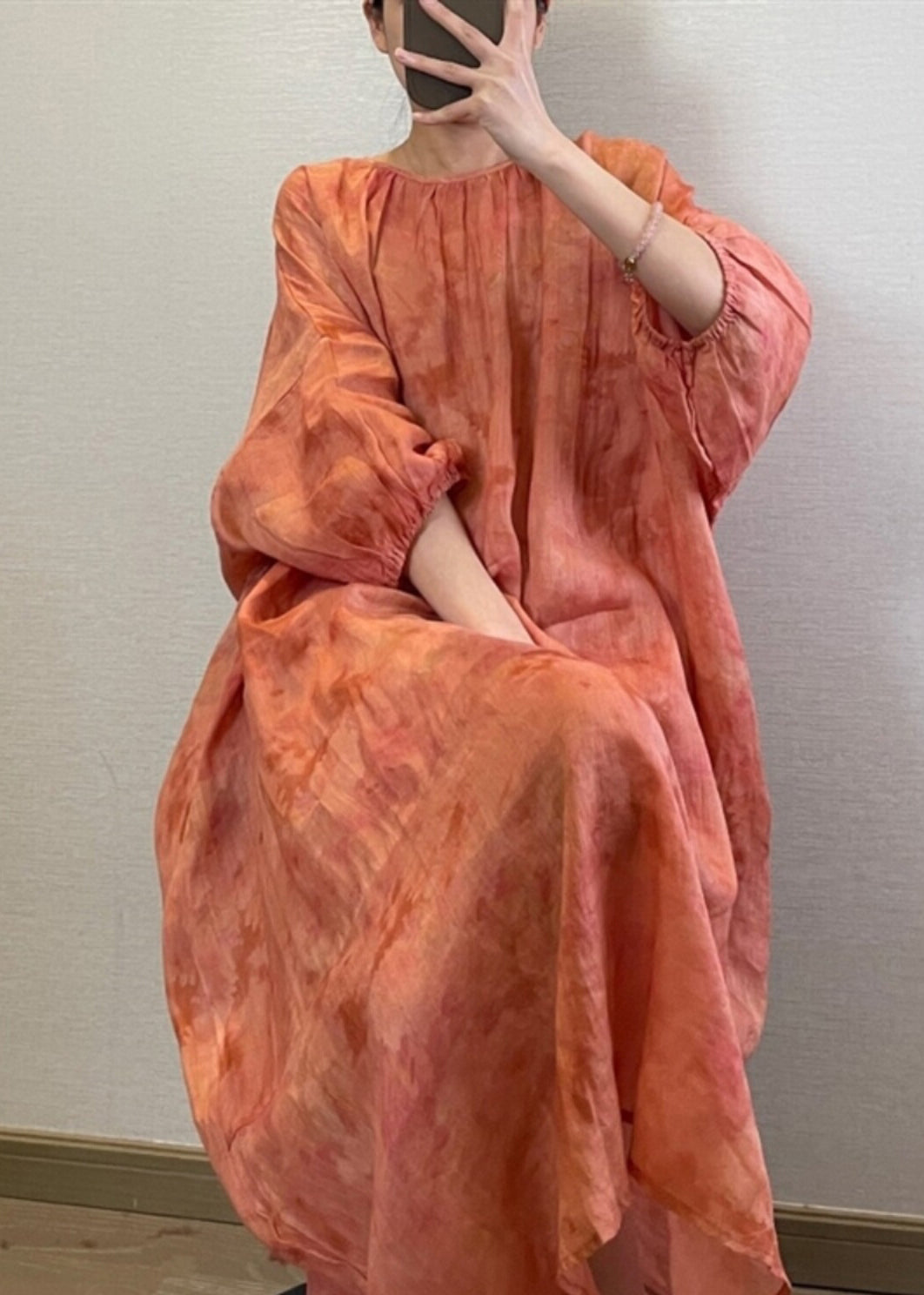 Naturoranges Maxikleid mit Rundhalsausschnitt und Batikmuster und Laternenärmeln UU1062