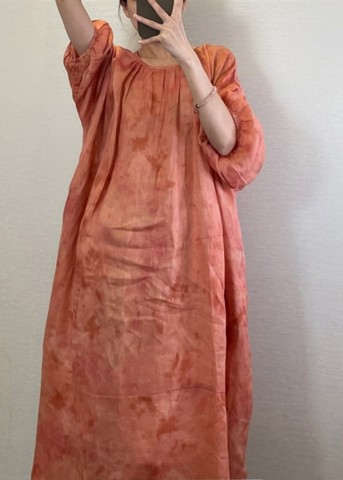 Naturoranges Maxikleid mit Rundhalsausschnitt und Batikmuster und Laternenärmeln UU1062