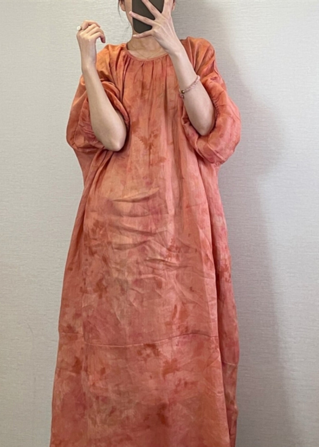 Naturoranges Maxikleid mit Rundhalsausschnitt und Batikmuster und Laternenärmeln UU1062