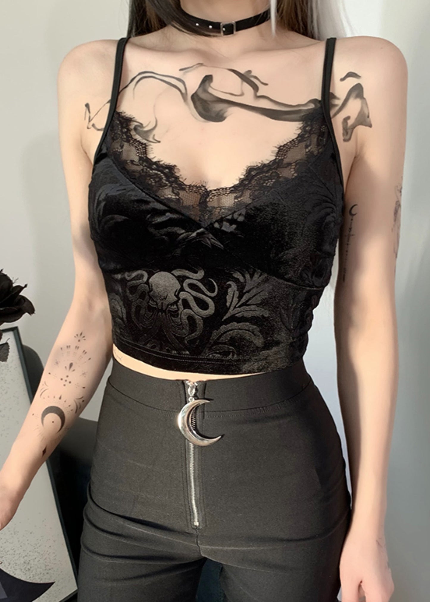 Neue rückenfreie Strandweste aus Seidenvelours in Schwarz mit Spaghettiträgern, ärmellos, YT030