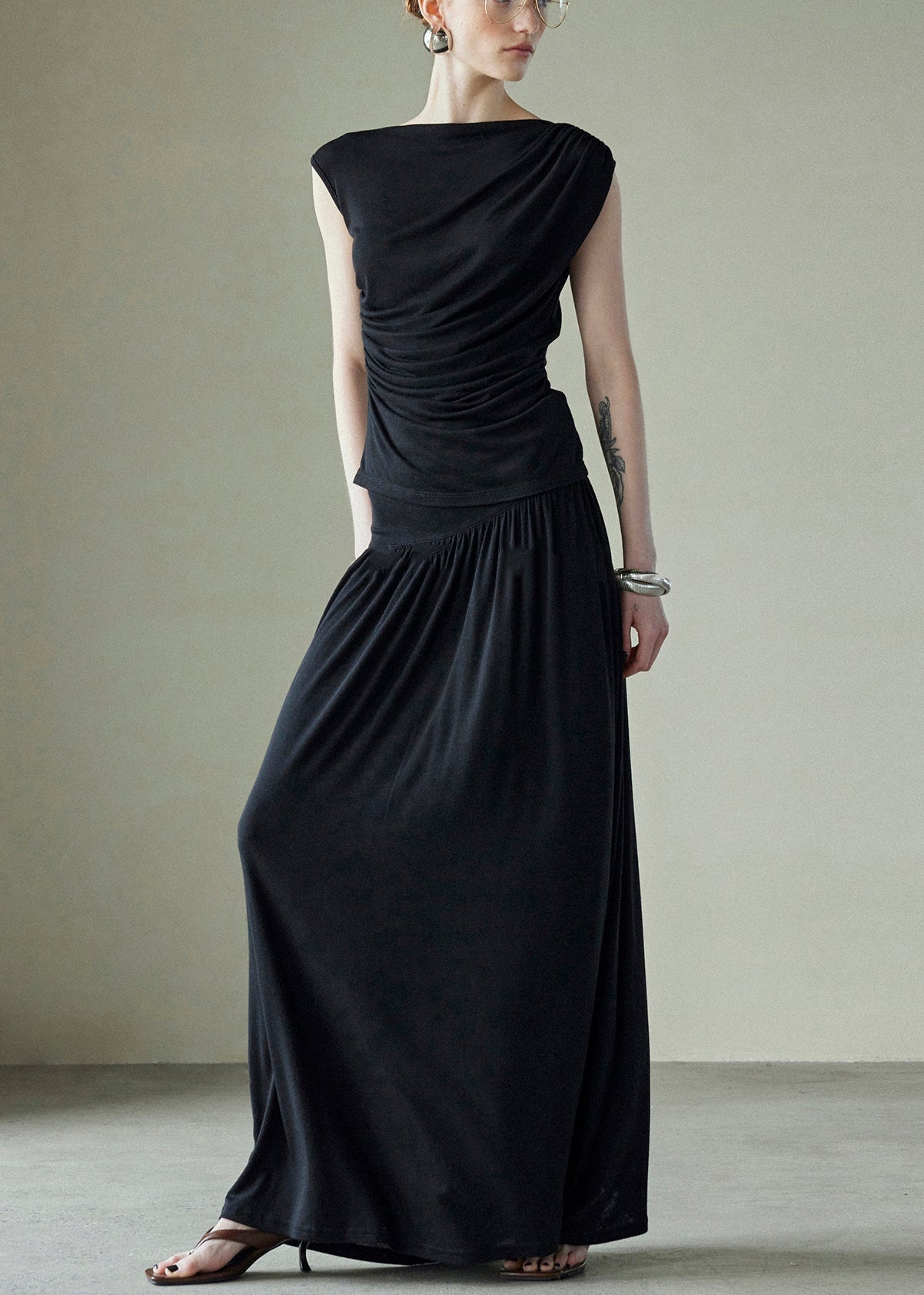 Ensemble deux pièces en soie unie noire, sans manches, en coton froissé