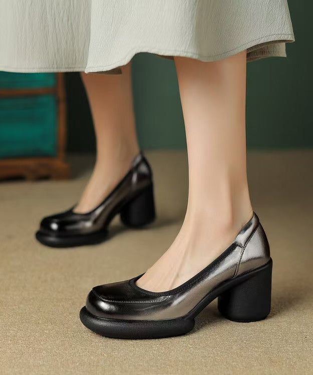 Talons hauts en cuir de vachette gris, épais et neufs