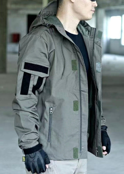 Manteau vert à capuche et cordon de serrage pour homme