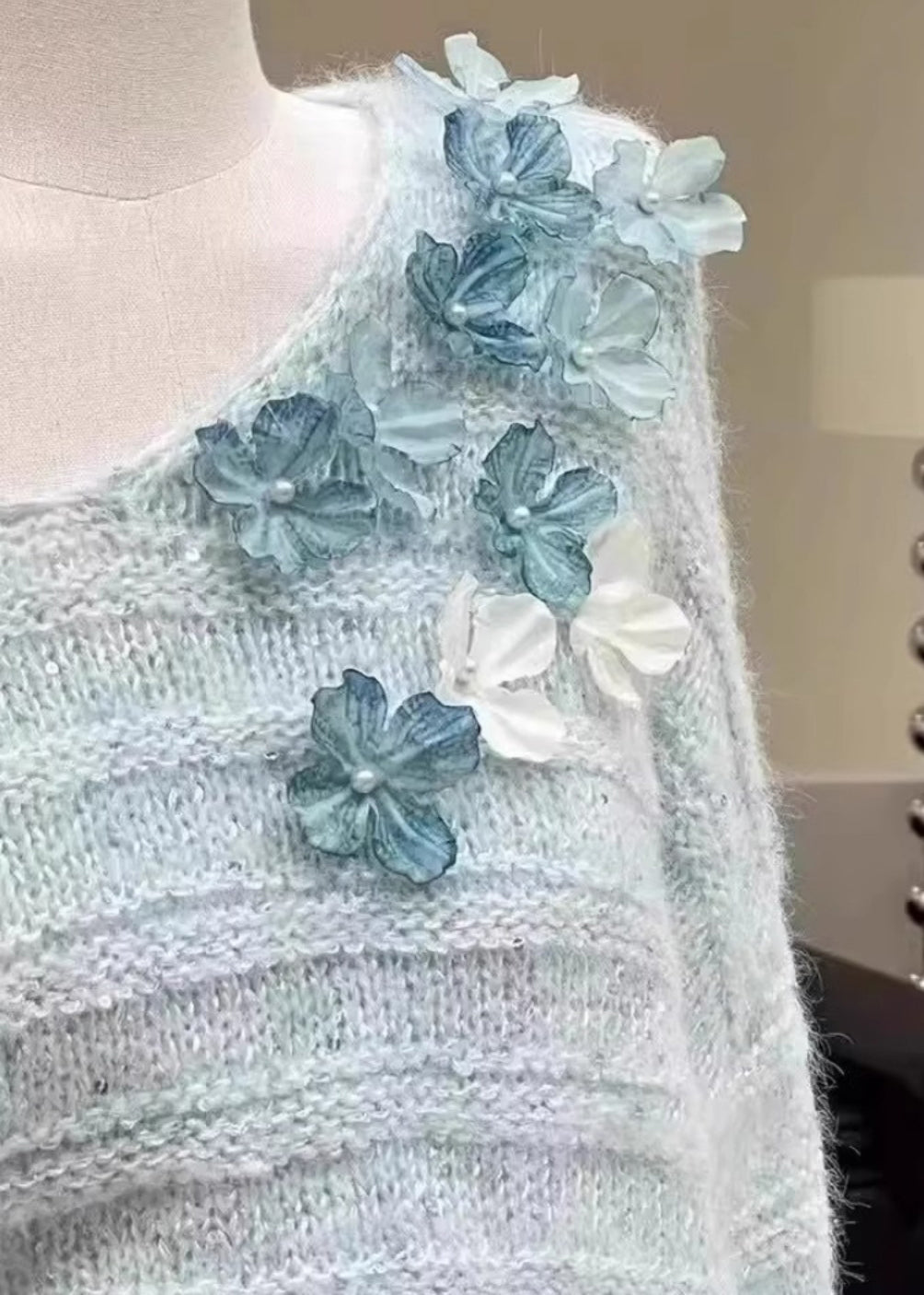 Nouveaux pulls en tricot fleuri bleu clair à épaules dénudées pour l'hiver WK011