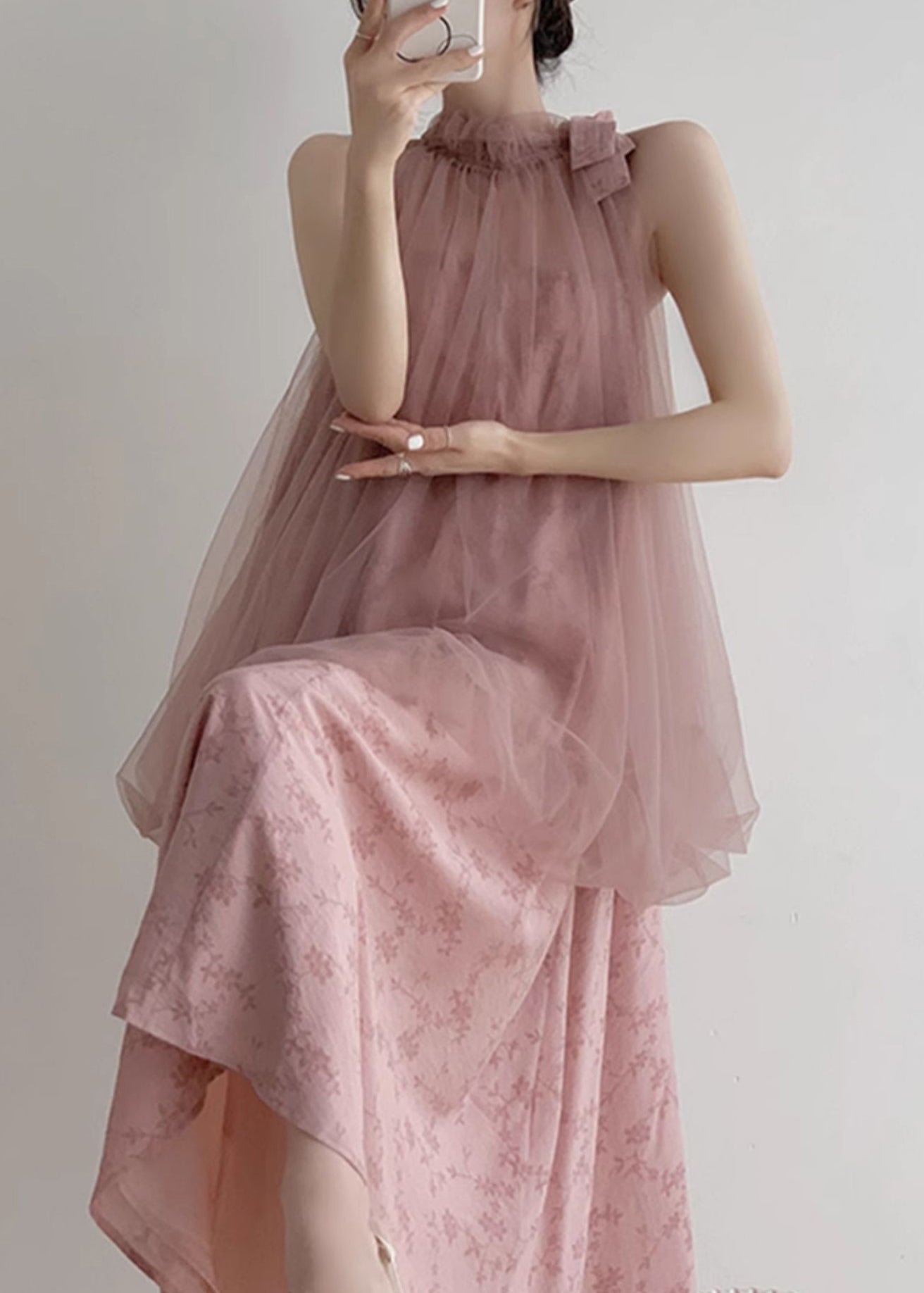 Neues rosa Chiffonkleid mit Neckholder-Design und Print, ärmellos, EE1010