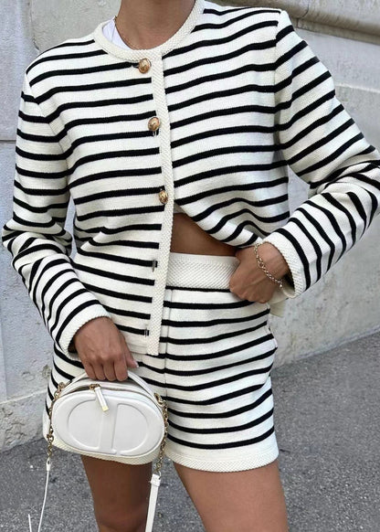 Strickmantel-Set und gestreifte zweiteilige neue Baumwollshorts mit Knopf