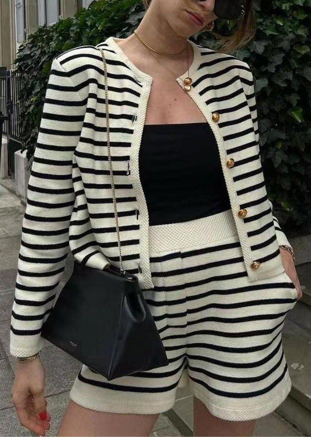 Strickmantel-Set und gestreifte zweiteilige neue Baumwollshorts mit Knopf