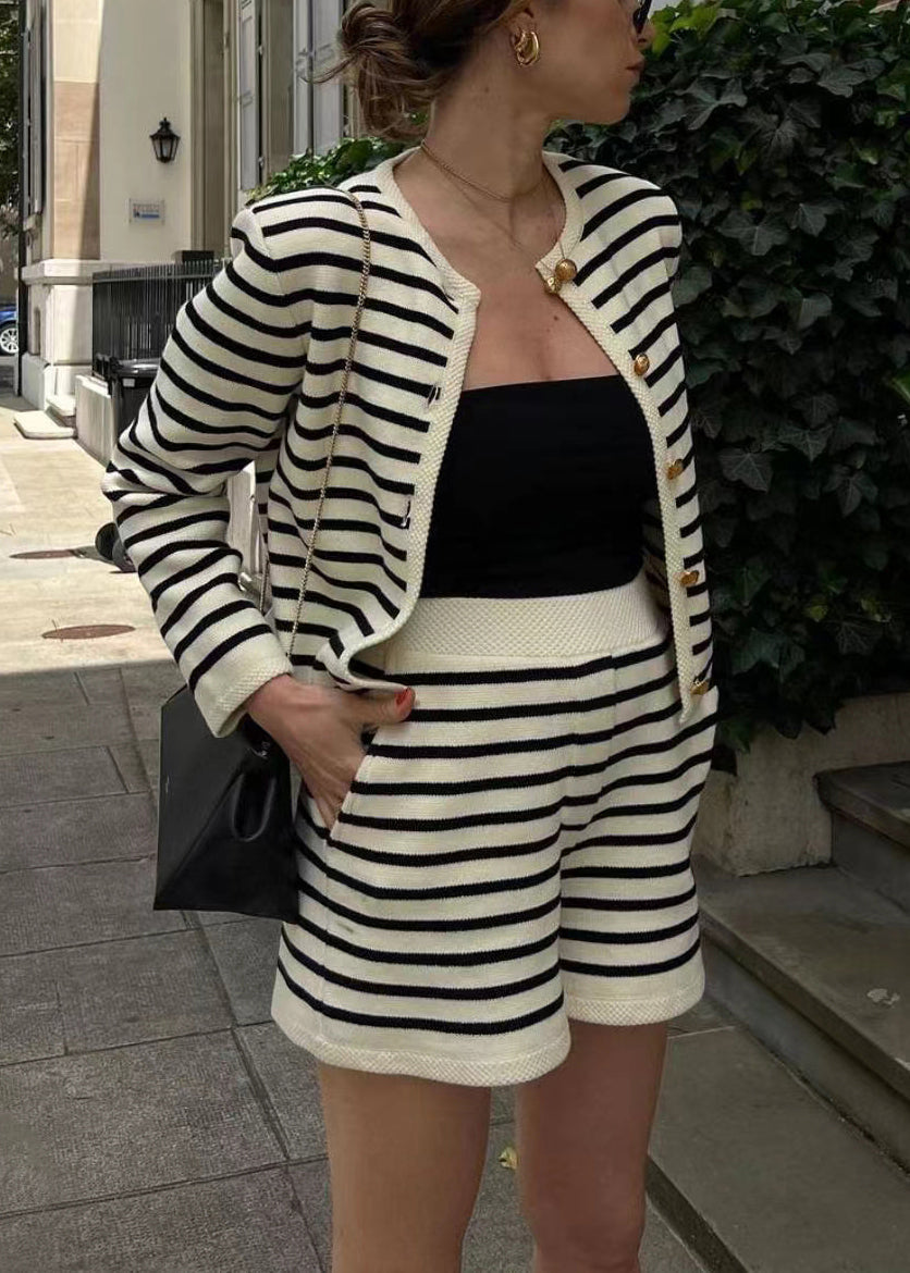 Strickmantel-Set und gestreifte zweiteilige neue Baumwollshorts mit Knopf