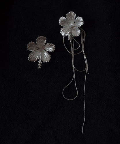 Boucles d'oreilles pendantes asymétriques en argent sterling et soie avec chaîne florale et pompon QQ069