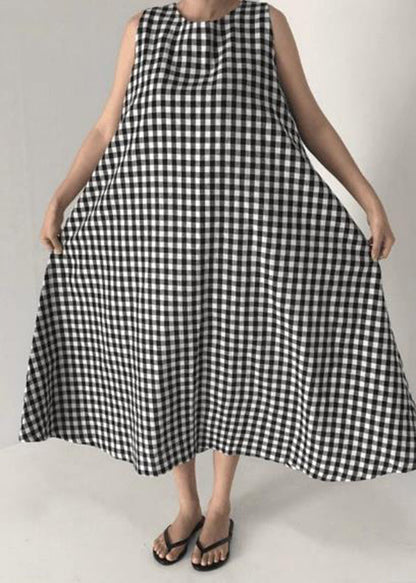 Robe longue en coton à carreaux noire à col rond et sans manches au design original AP040