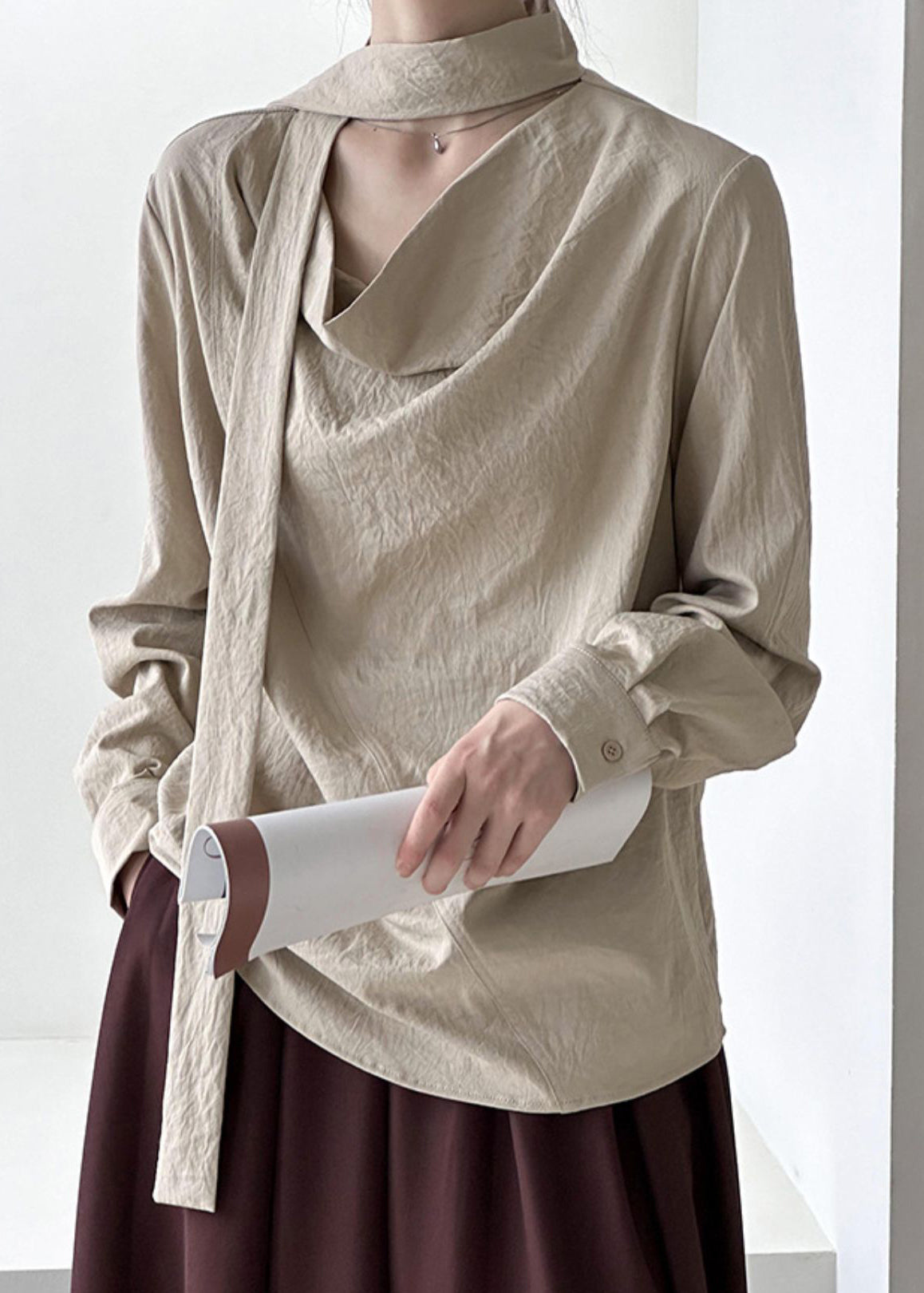 Haut à ruban uni kaki original pour le printemps