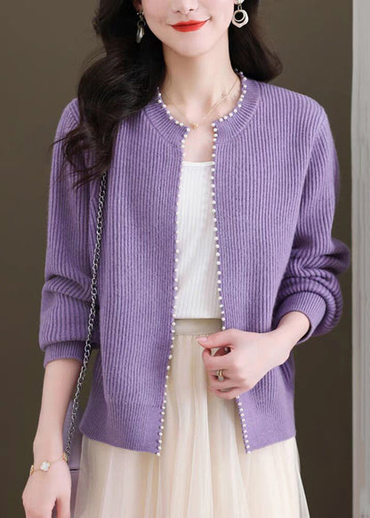 Cardigan d'automne en tricot uni avec perles violettes et col rond QI006