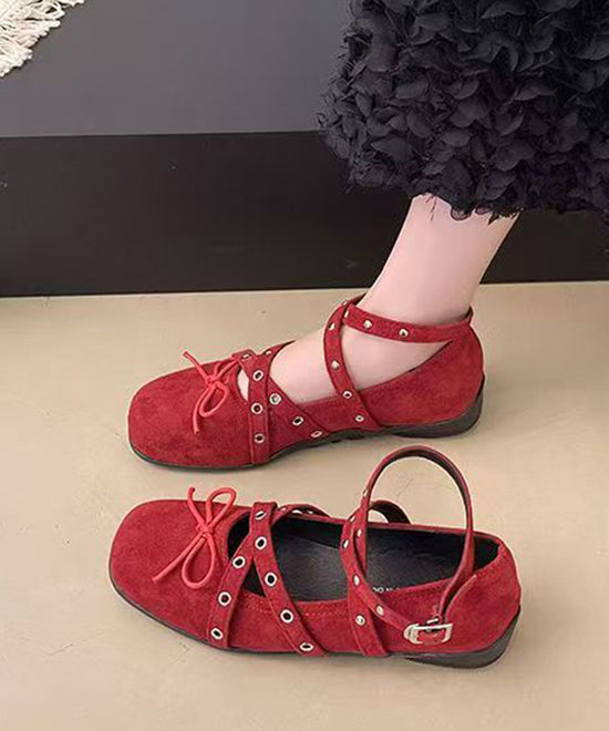 Chaussures à brides plates rouges en daim avec nœud croisé et rivets