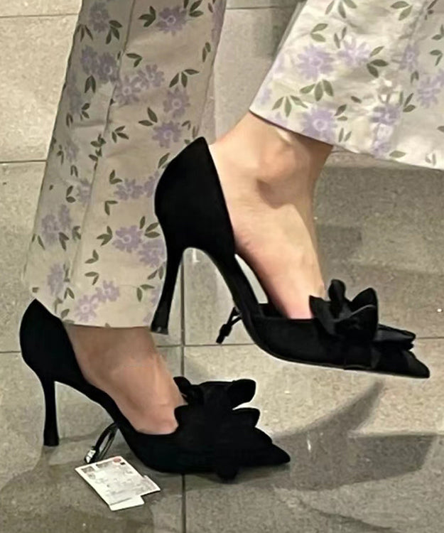 Escarpins à talons hauts pointus en daim rose chic avec épissure florale