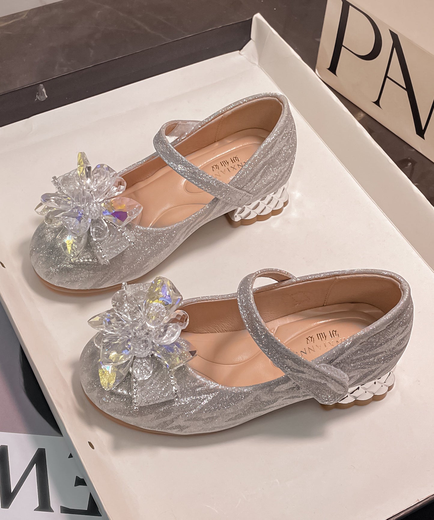 Bracelet en similicuir argenté et élégant pour fille avec boucle en cuir