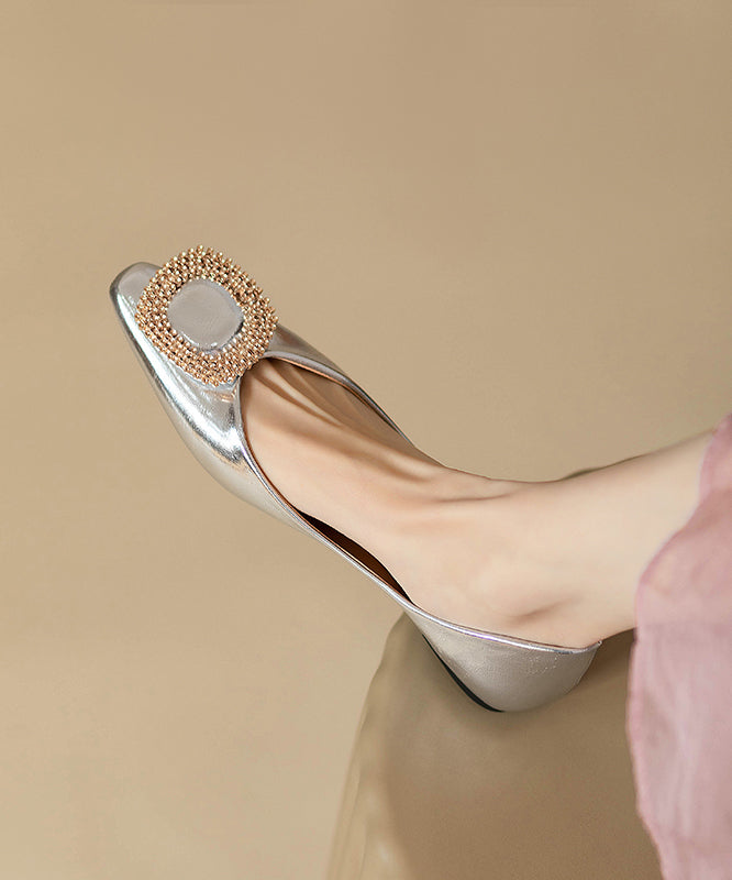 Silberne, flache Schuhe mit Kunstzirkon-Lederspleißen