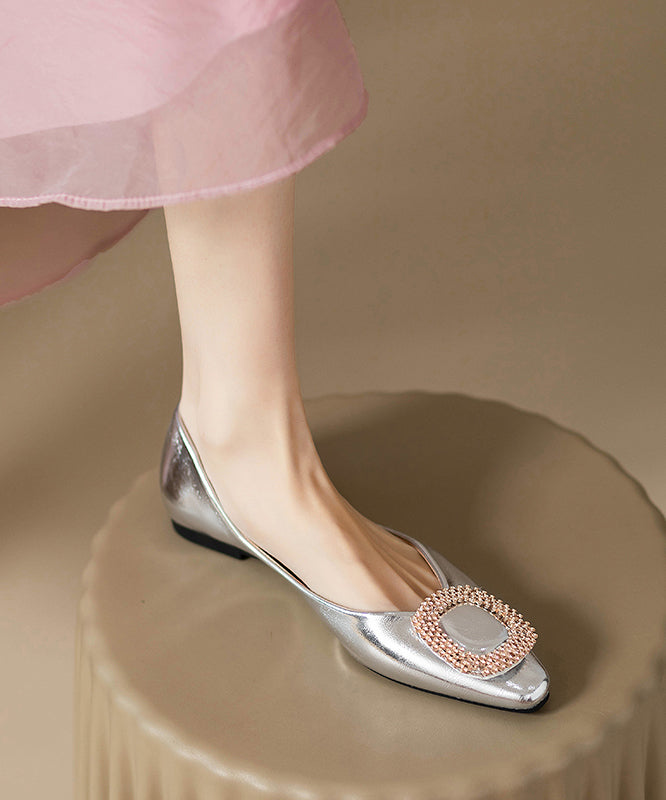 Silberne, flache Schuhe mit Kunstzirkon-Lederspleißen