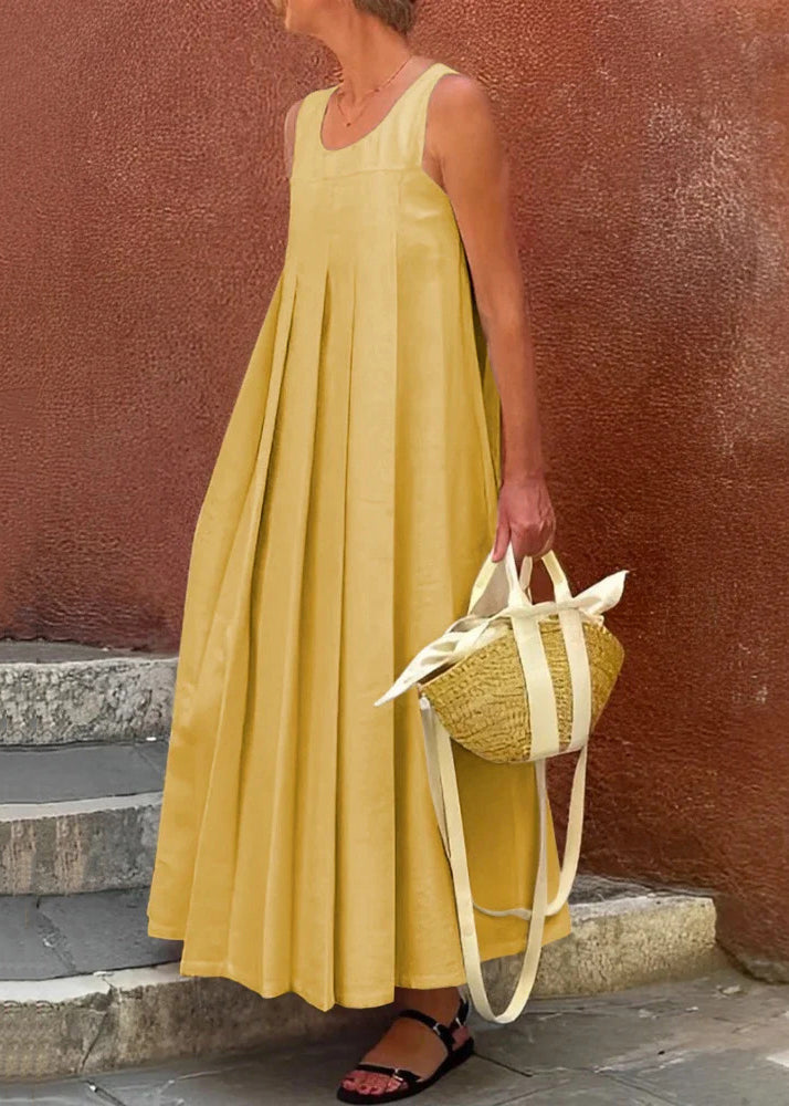 Ärmelloses, einfaches, langes, apricotfarbenes, einfarbiges Faltenkleid aus Baumwolle