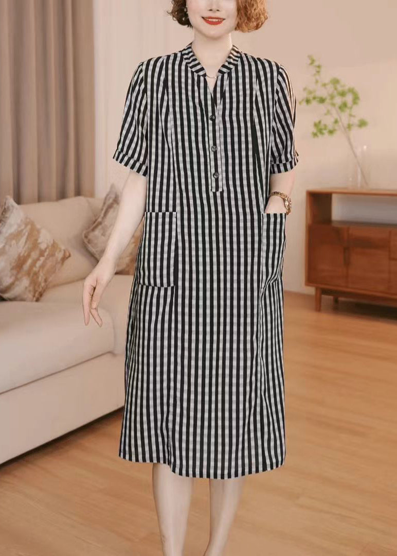 Gestreiftes graues Baumwoll-Sommerkleid mit einfachen Taschen