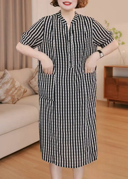 Gestreiftes graues Baumwoll-Sommerkleid mit einfachen Taschen