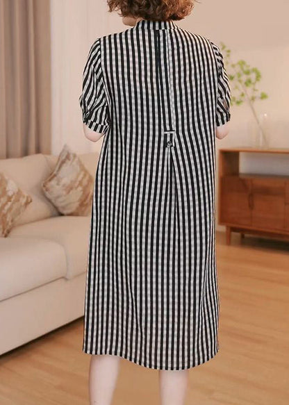 Gestreiftes graues Baumwoll-Sommerkleid mit einfachen Taschen