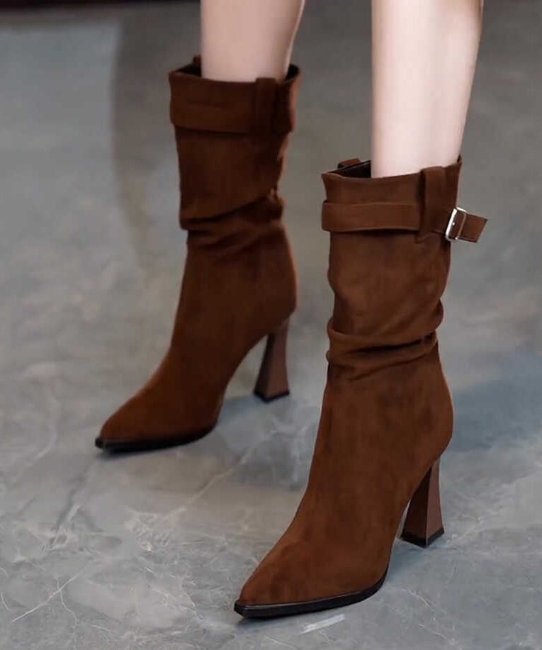 Einfache Stiefel mit klobigem Absatz und spitzer Zehenpartie aus schokoladenbraunem Wildleder TE007