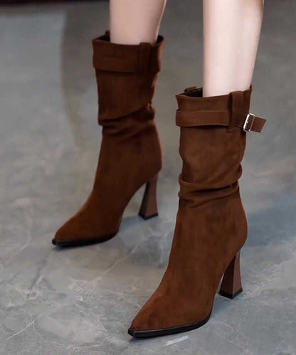 Einfache Stiefel mit klobigem Absatz und spitzer Zehenpartie aus schokoladenbraunem Wildleder TE007
