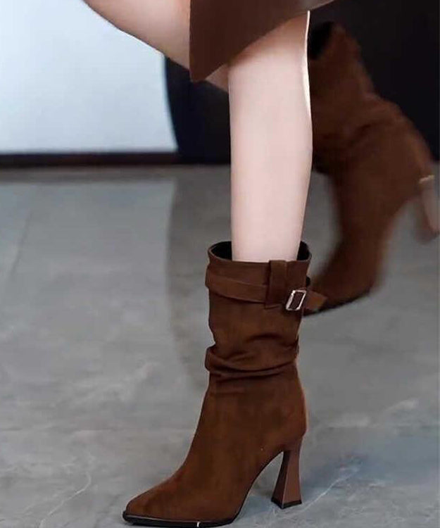Einfache Stiefel mit klobigem Absatz und spitzer Zehenpartie aus schokoladenbraunem Wildleder TE007