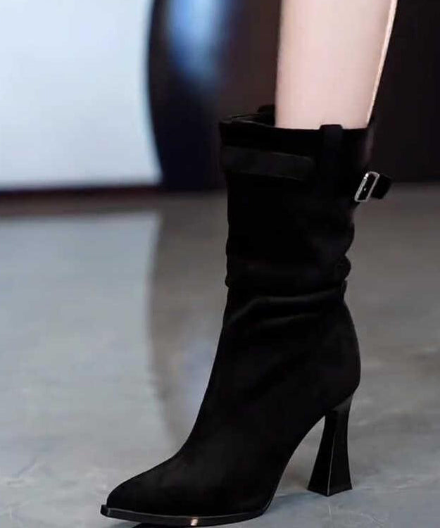 Einfache Stiefel mit klobigem Absatz und spitzer Zehenpartie aus schokoladenbraunem Wildleder TE007