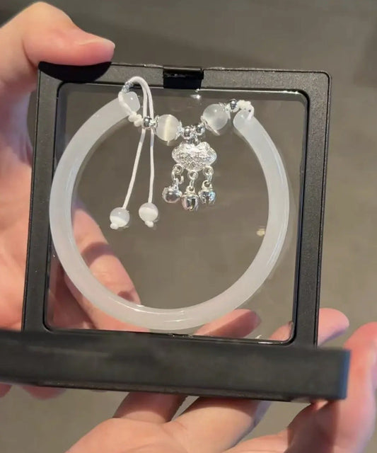 Bracelet à breloques simple en acrylique blanc avec fermoir de sécurité GH1039