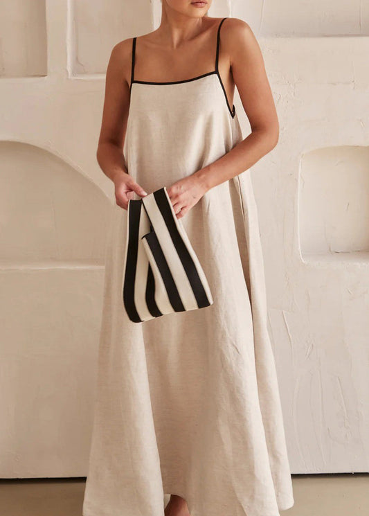 Langes, schlichtes, ärmelloses Spaghetti-Kleid mit weißen Trägern und Patchwork-Muster