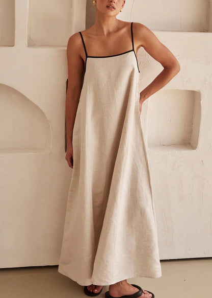 Langes, schlichtes, ärmelloses Spaghetti-Kleid mit weißen Trägern und Patchwork-Muster