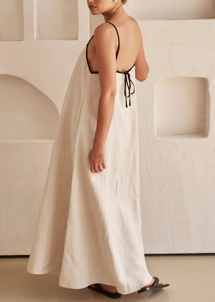 Langes, schlichtes, ärmelloses Spaghetti-Kleid mit weißen Trägern und Patchwork-Muster