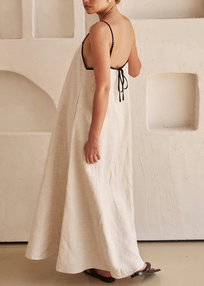 Langes, schlichtes, ärmelloses Spaghetti-Kleid mit weißen Trägern und Patchwork-Muster