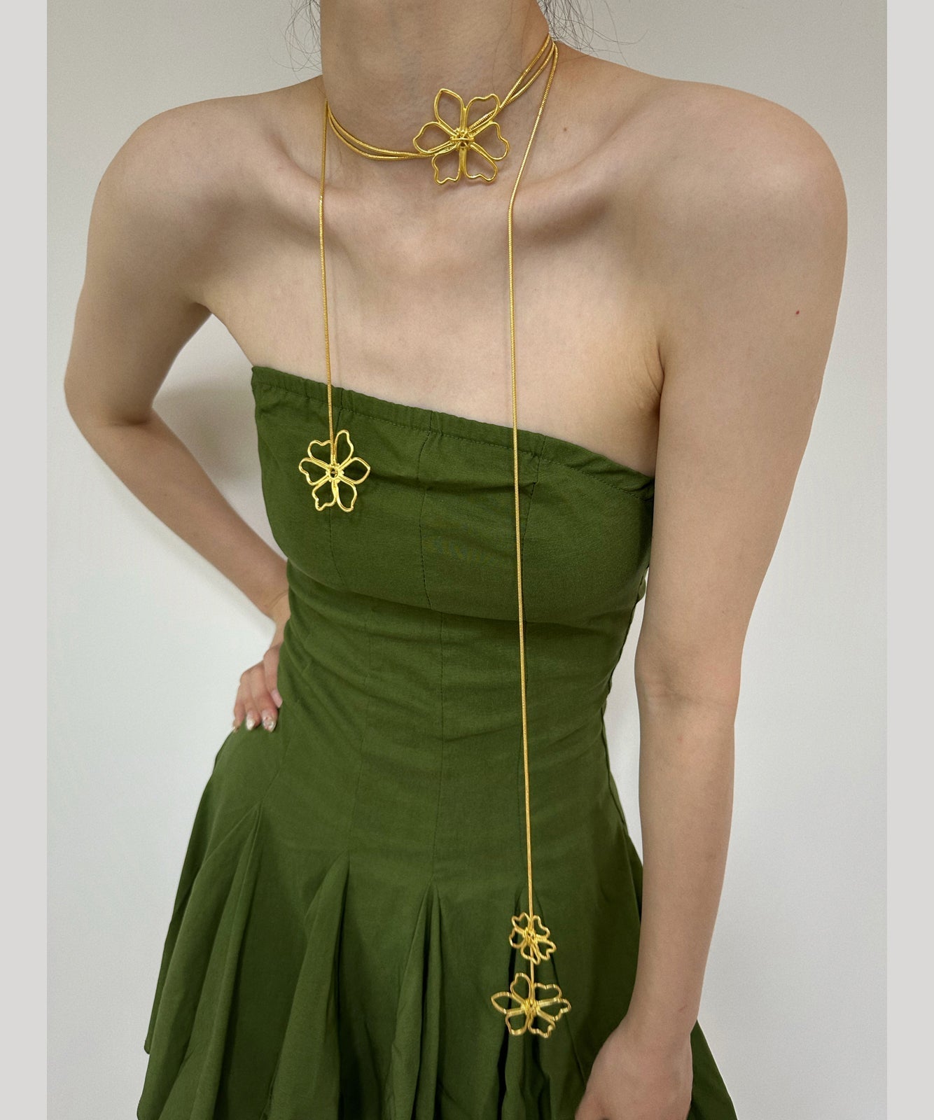 Dünne, goldfarbene, ausgehöhlte Lasso-Halskette aus Metall mit Blumenmuster, YR006