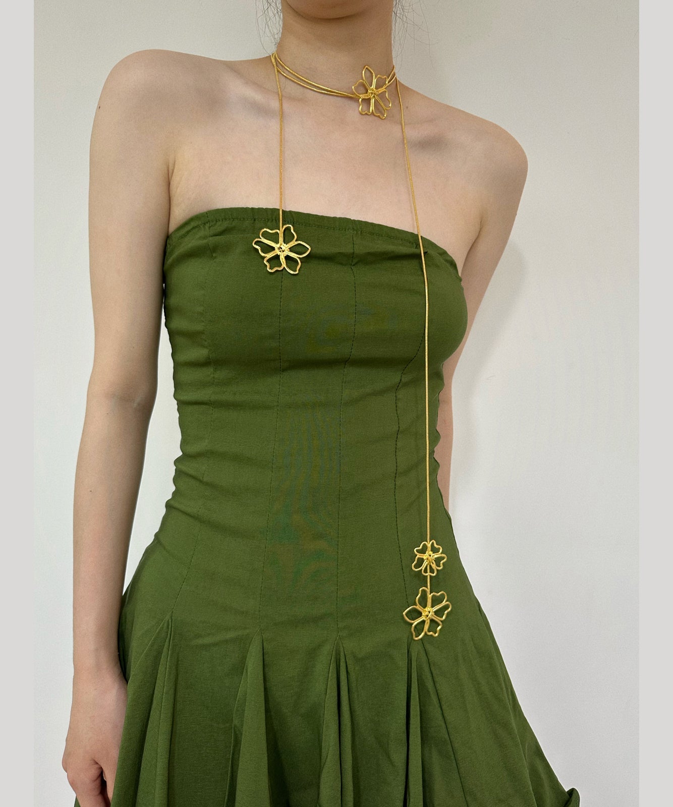Dünne, goldfarbene, ausgehöhlte Lasso-Halskette aus Metall mit Blumenmuster, YR006