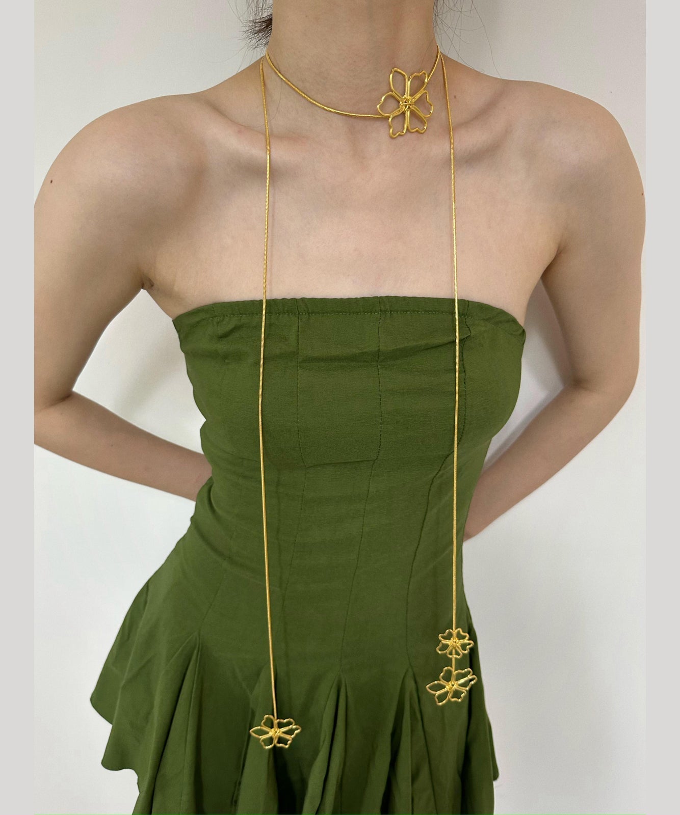 Dünne, goldfarbene, ausgehöhlte Lasso-Halskette aus Metall mit Blumenmuster, YR006